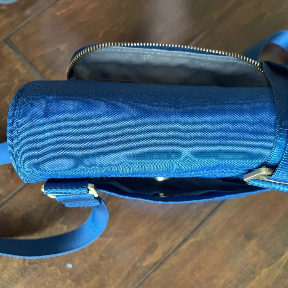 Baggallini crossbody blue color. Pockets with zippers and secure turn latch. - Picture 6 of 12